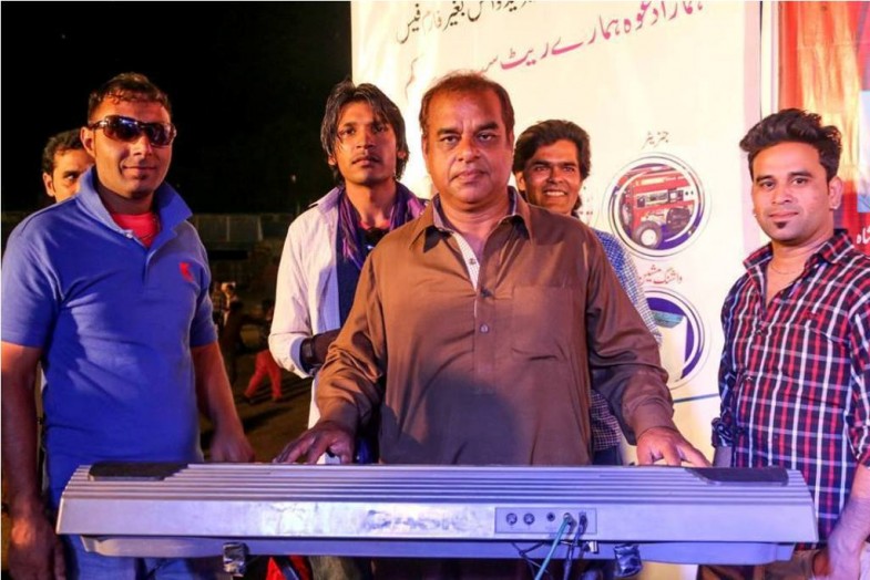 Khalid Khan With Friends Group Foto