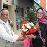 صوفی محمد سرفراز پاکستان پیپلزپارٹی کی سابقہ وفاقی وزیر شگفتہ جمانی کا استقبال کرتے ہوئے۔