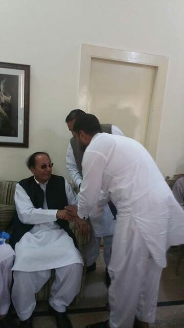 راجہ عبدالسلام آف ’پران‘ عید الفطر کے موقع پر چوہدری شجاعت حسین سے ملاقات کرتے ہوئے