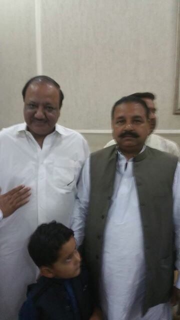 راجہ عبدالسلام آف ’پران‘ عید الفطر کے موقع پر چوہدری شجاعت حسین سے ملاقات کرتے ہوئے