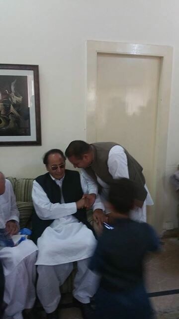 راجہ عبدالسلام آف ’پران‘ عید الفطر کے موقع پر چوہدری شجاعت حسین سے ملاقات کرتے ہوئے