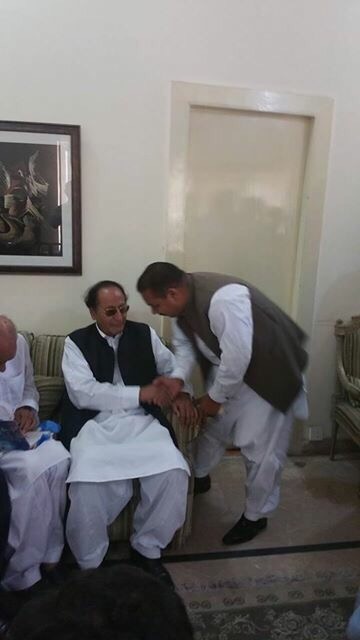 راجہ عبدالسلام آف ’پران‘ عید الفطر کے موقع پر چوہدری شجاعت حسین سے ملاقات کرتے ہوئے