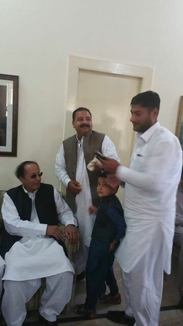 راجہ عبدالسلام آف ’پران‘ عید الفطر کے موقع پر چوہدری شجاعت حسین سے ملاقات کرتے ہوئے