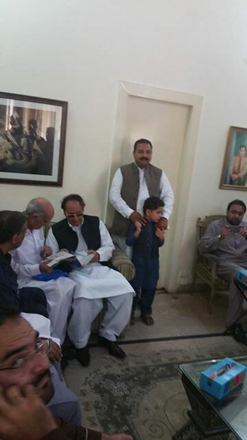 راجہ عبدالسلام آف ’پران‘ عید الفطر کے موقع پر چوہدری شجاعت حسین سے ملاقات کرتے ہوئے