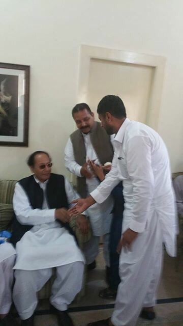 راجہ عبدالسلام آف ’پران‘ عید الفطر کے موقع پر چوہدری شجاعت حسین سے ملاقات کرتے ہوئے