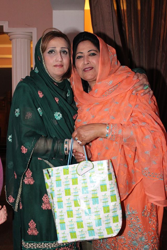محترمہ ناصرہ خان کی طرف سے افطار  پارٹی (13)