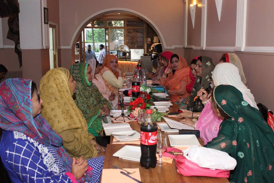 محترمہ ناصرہ خان کی طرف سے افطار پارٹی (8)