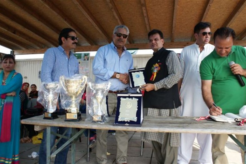Zaheer Abbas presented Shield to Akram Bajwa