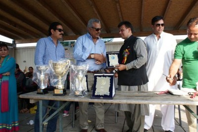 Zaheer Abbas presented Shield to Akram Bajwa