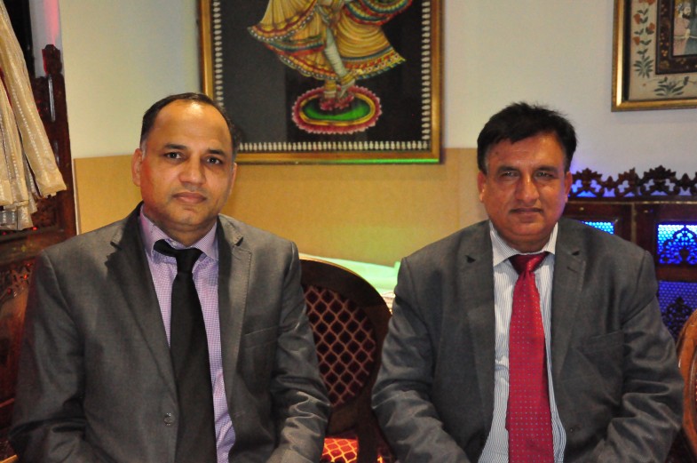 چوہدری اعجاز حسین پیارا راجہ مظہر افتخار ذمہ واریہ کے ساتھ خوشگوار موڑ میں۔