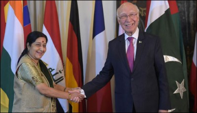 Pakistan-sushma-talks_12-9-2015_206832_l. [downloaded with 1stBrowser]