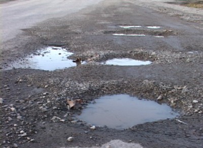 Glyanh crumbling road