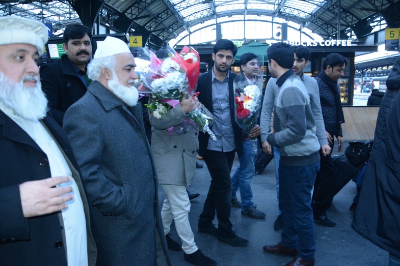 Welcome to Paris Pir Muhammad Amin Ul Hasnat Shah (2)