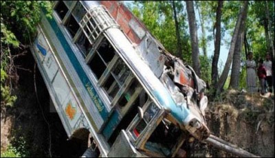  Kashmir bus crash killed 12 people
