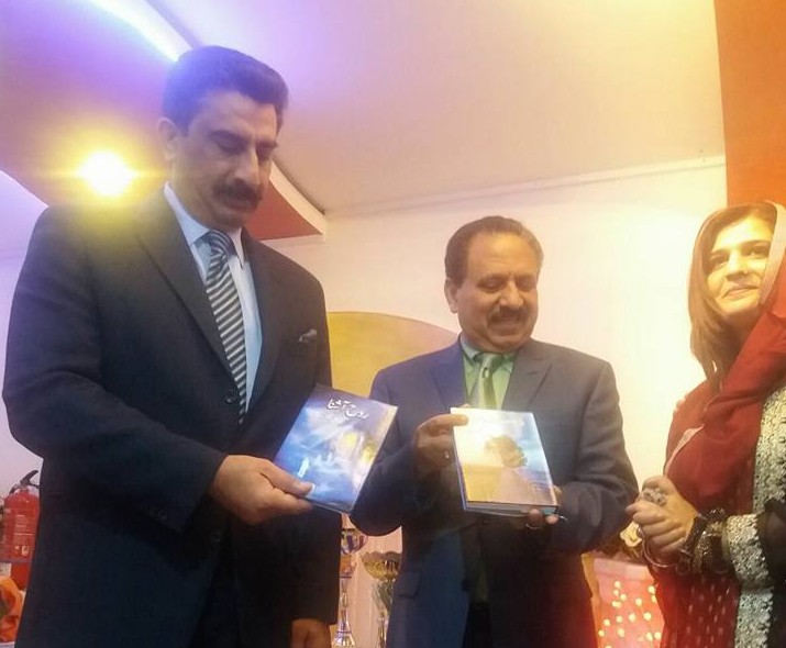 محترمہ شاز ملک صاحبہ اپنی دونوں کتابیں جناب سفیر پاکستان اور تقی عابدی صاحب کو پیش کرتے ہوئے