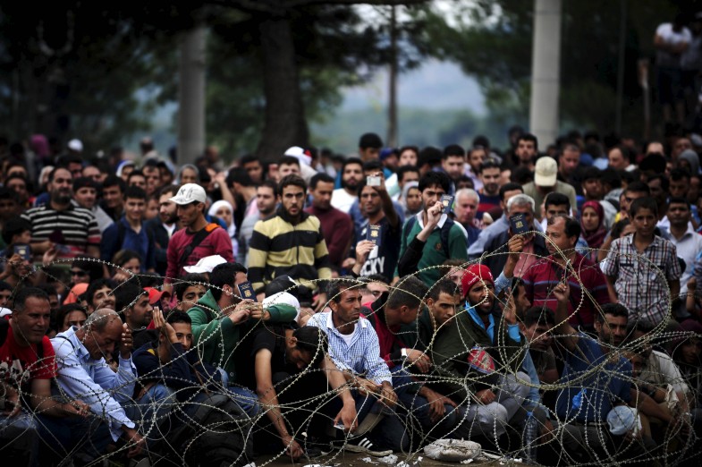 Migrants wait at Greece's border with Macedonia, hoping to enter Gevgelija, Macedonia August 22, 2015. Police and soldiers deployed along Macedonia's southern border with Greece struggled on Saturday to control the numbers of refugees and migrants, many of them fleeing Middle East conflicts, seeking to reach western Europe. 