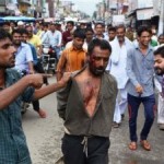 Hindu-extremists-beat-up-Muslim