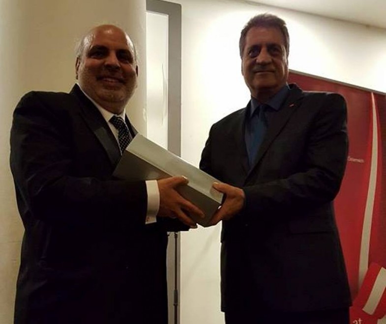 Khawaja Naseem Receive Award