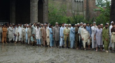 Pakistani Peopels in Lines