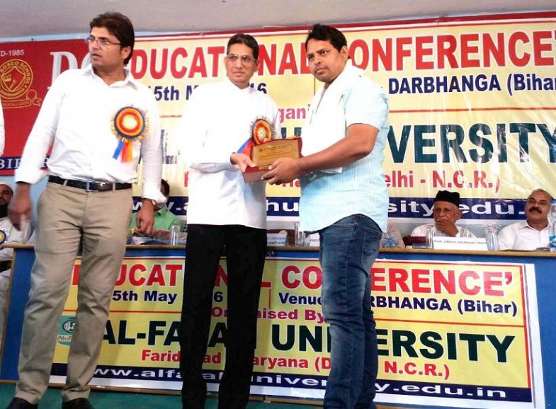 Mansoor Khushter Receive Award