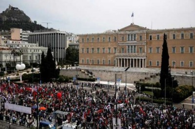 Greece: Thousands
