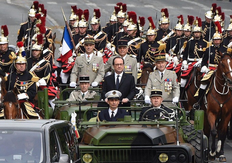 François Hollande a procédé à une revue des troupes avant de rejoindre la place de la Concorde – foto Le Parisien