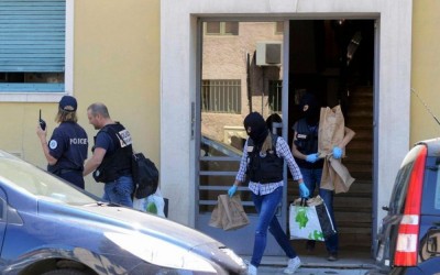 Nice, vendredi. Après avoir perquisitionné le camion qui a fauché près de 300 personnes, les polices judiciaire et scientifique se sont rendues dans l’appartement du Tunisien de 31 ans.