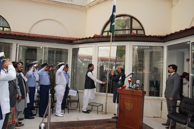 Ambassador Moin ul Haque hoisting National fag in Paris on August 14, 2016
