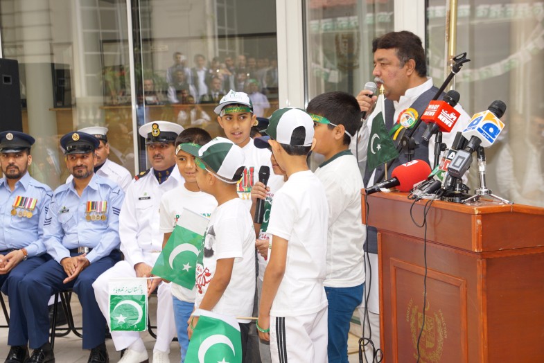 Children presenting Milli Naghma in Paris on August 14, 2016