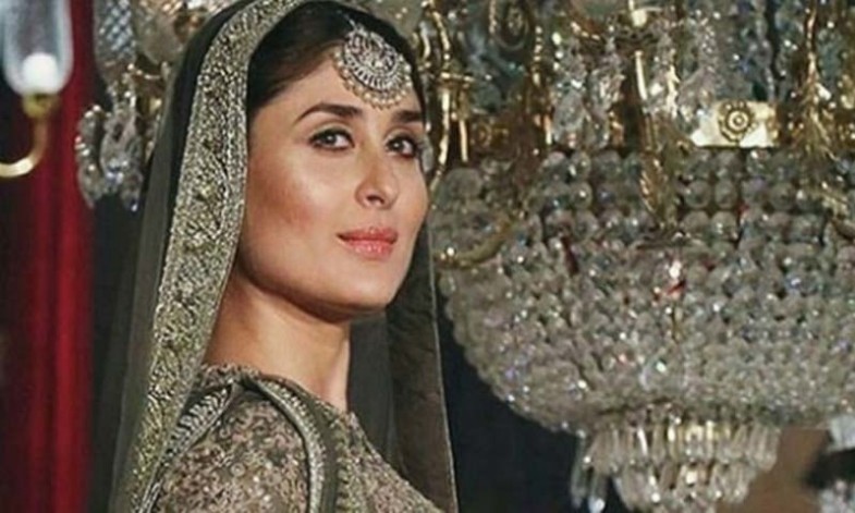 Kareena Kapoor walking on Ramp with Baby bump2