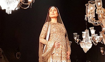 Kareena Kapoor walking on Ramp with Baby bump photos