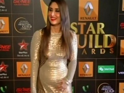 Kareena Kapoor walking on Ramp with Baby bump photos12