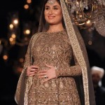 Kareena Kapoor walking on Ramp with Baby bump photos14