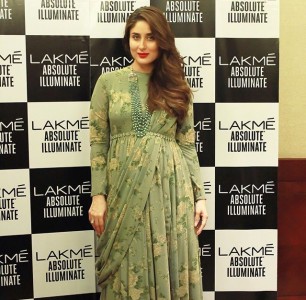 Kareena Kapoor walking on Ramp with Baby bump photos2