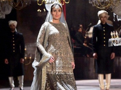Kareena Kapoor walking on Ramp with Baby bump photos7