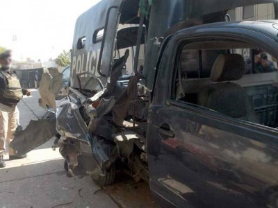 attack-on-police-mobile-van-in-peshawar-injuring-6-people-including-3-policemen