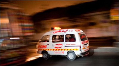 karachi-speedy-truck-full-of-wheat-overturns-3-injured