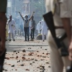 kashmir-kashmiri-youngstes-protesting-against-indian-army-during-curfiew