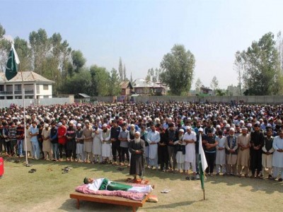 kashmir-young-man-killed-by-indian-security-forces-buried-in-pakistani-flag2