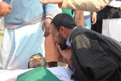 kashmir-young-man-killed-by-indian-security-forces-buried-in-pakistani-flag2