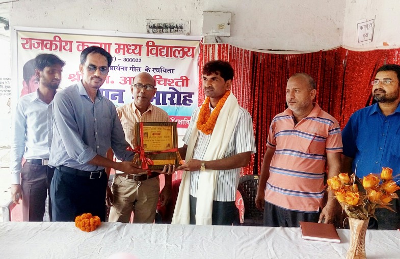 MR Chiste Receive Award