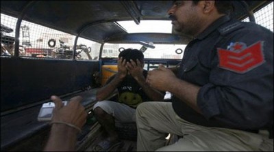 Karachi, traffic police foiled an attempt to steal weapons on Sea view