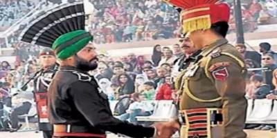  Josh tremendous excitement on the border with India despite tension. The son of the flag of the country from Pakistan? A fire broke out in one of three India