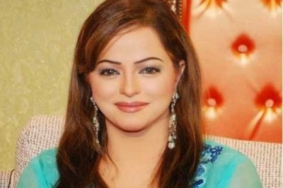 How robbery with Madiha Shah, hood mobile phone, cash and jewelry away