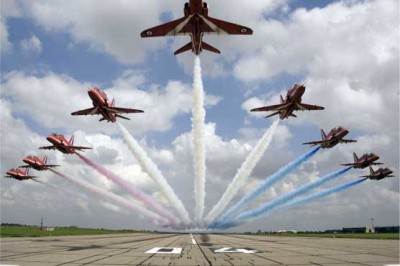 Spectacular stunt British aircraft in the Malaysian air show