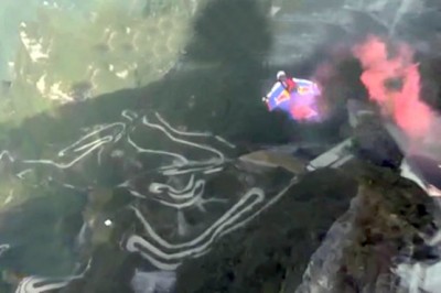 China: wonderful performances of players in wing suit flying competitions