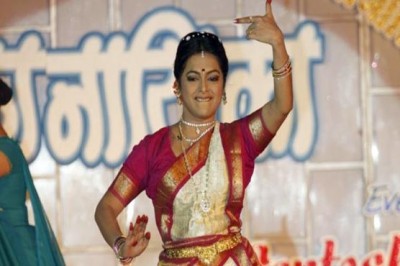 Buses on the Indian classical dancer performing