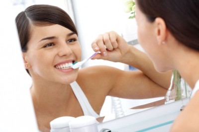To brush your teeth immediately after eating dangerously