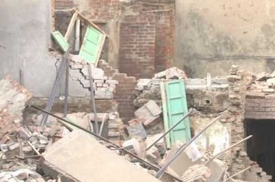 Lahore: A dilapidated house, injures 3 others from falling