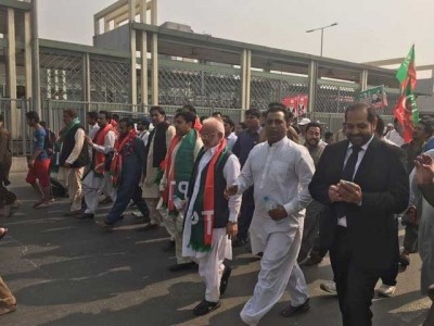 PTI convoy left foot from Lahore to Islamabad sit-in